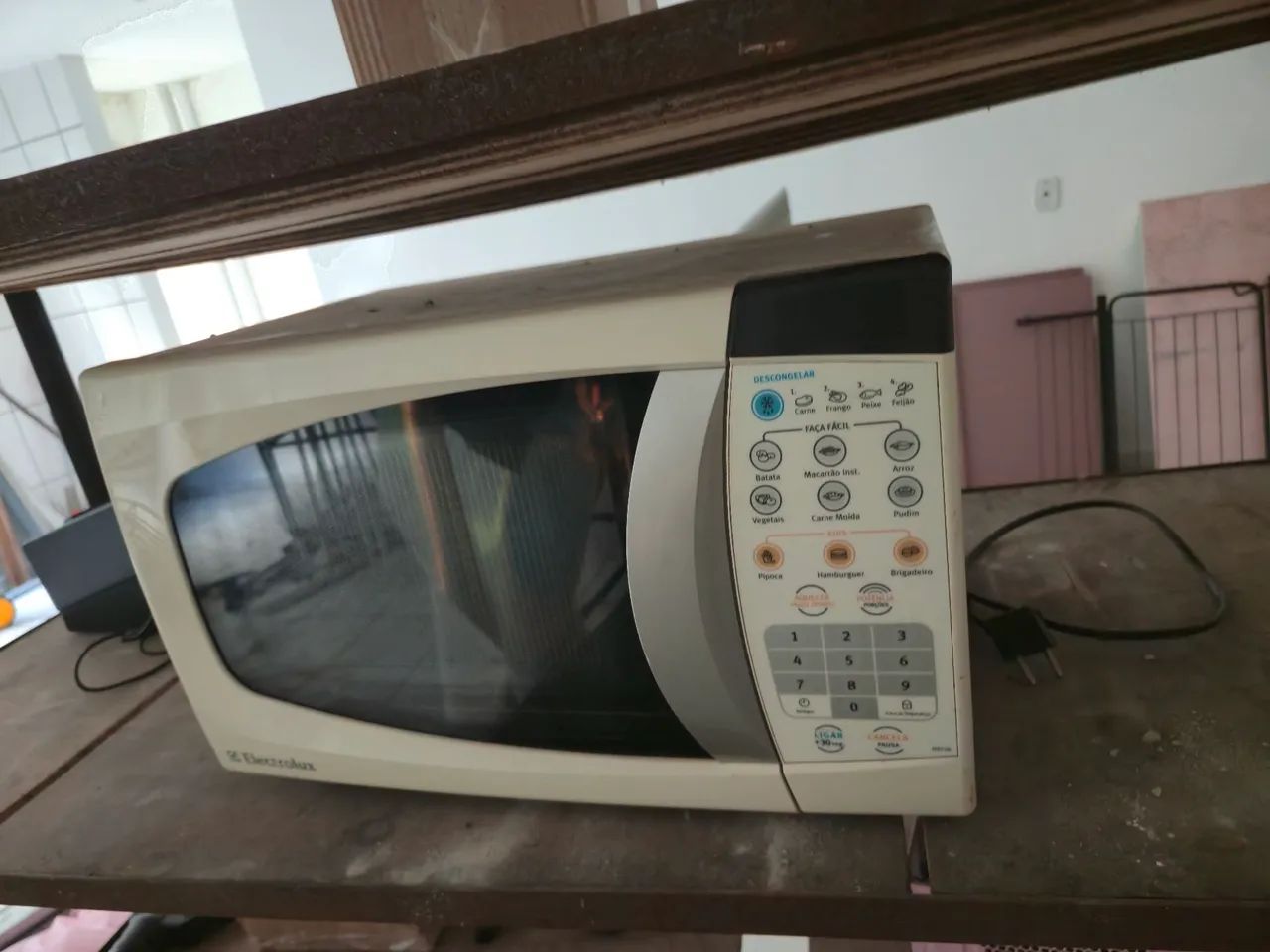 Micro-ondas Electrolux Mef30 branco com capacidade de 20 litros.