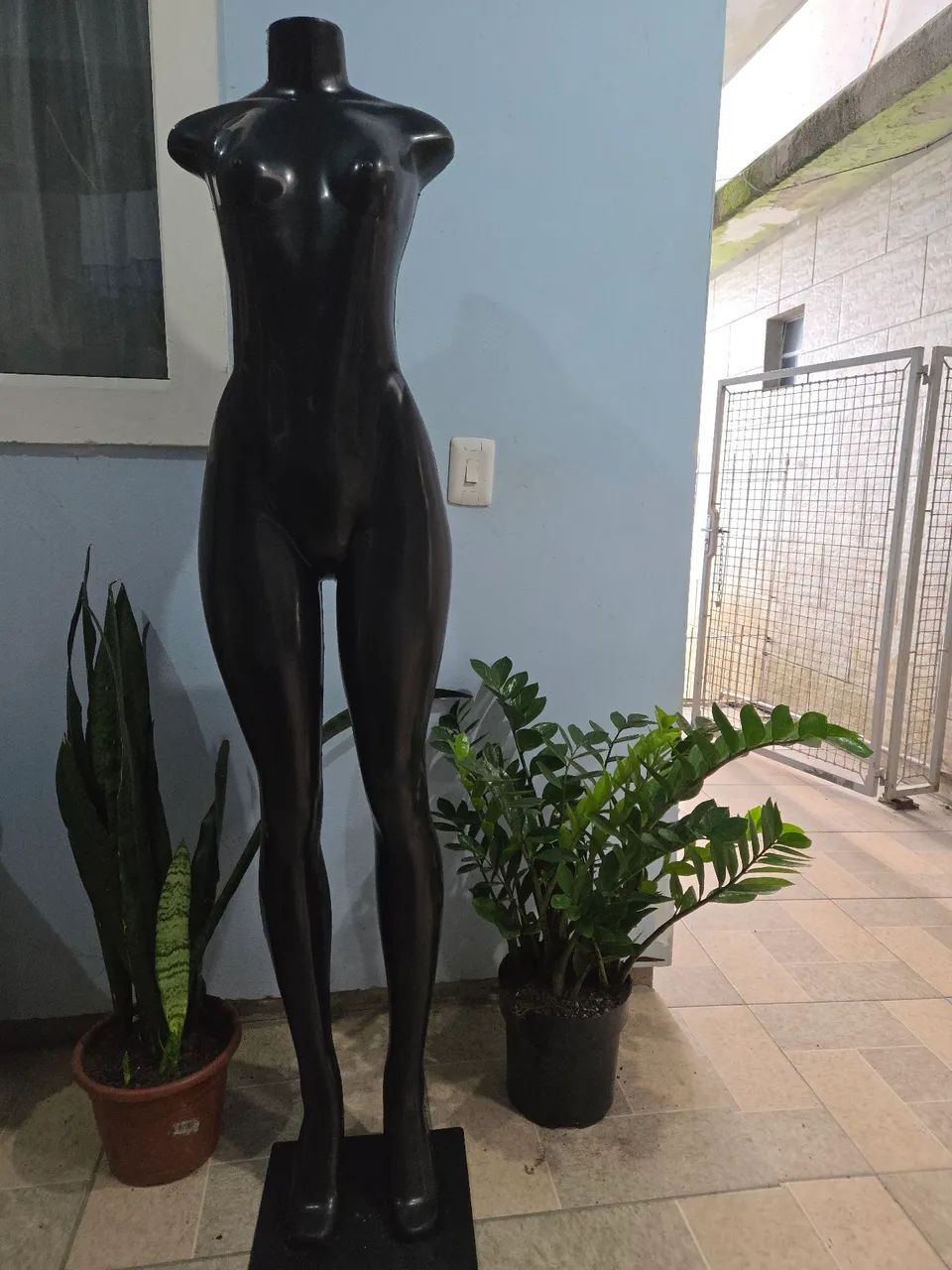 Manequim preto Feminino com base - Foto 3