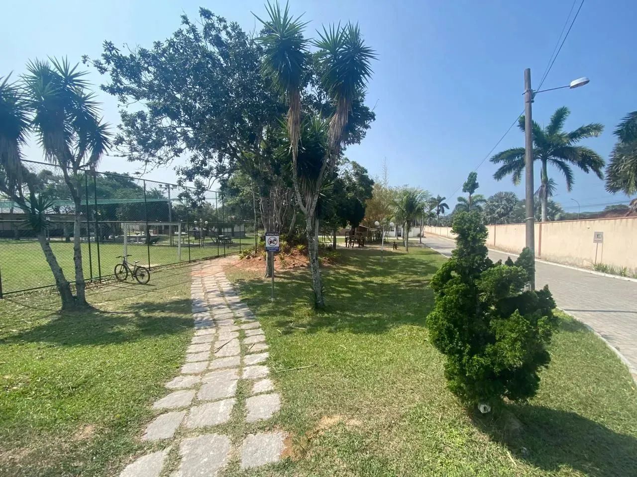 Terreno de 450m² em Condomínio Fechado: Cercado, Limpo e Plano, Pronto para Construir - Foto 11