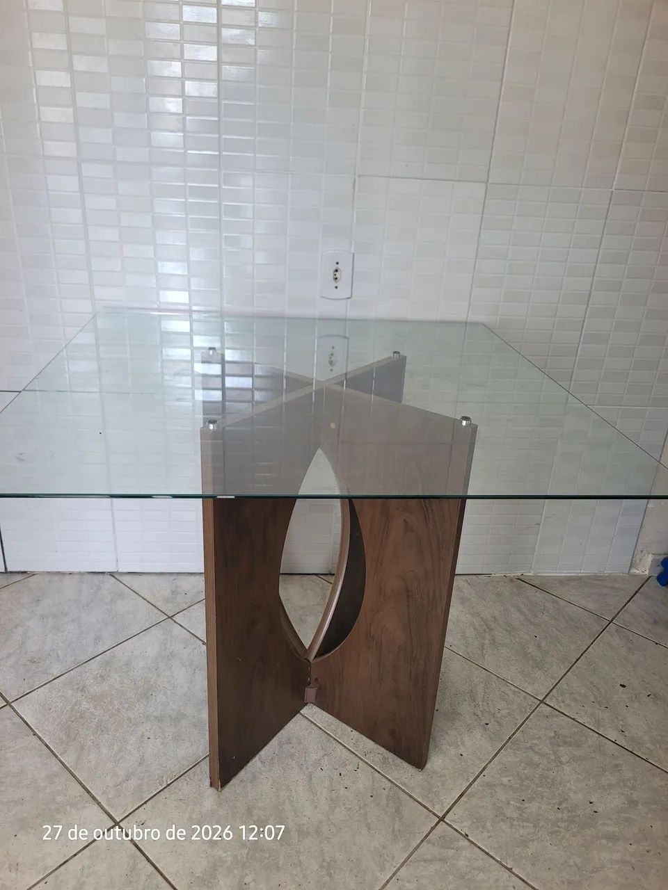 Mesa tampo de vidro e base de mdf