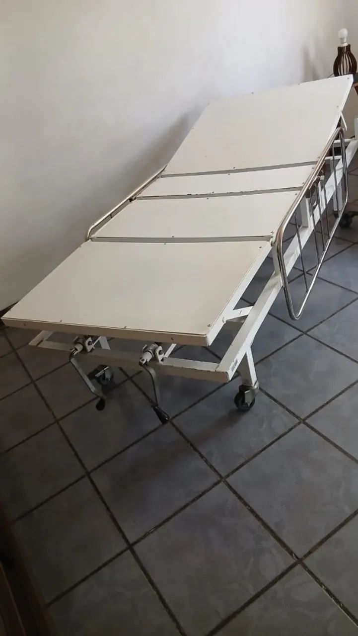 Vendo cama hospitalar manual  - Foto 3