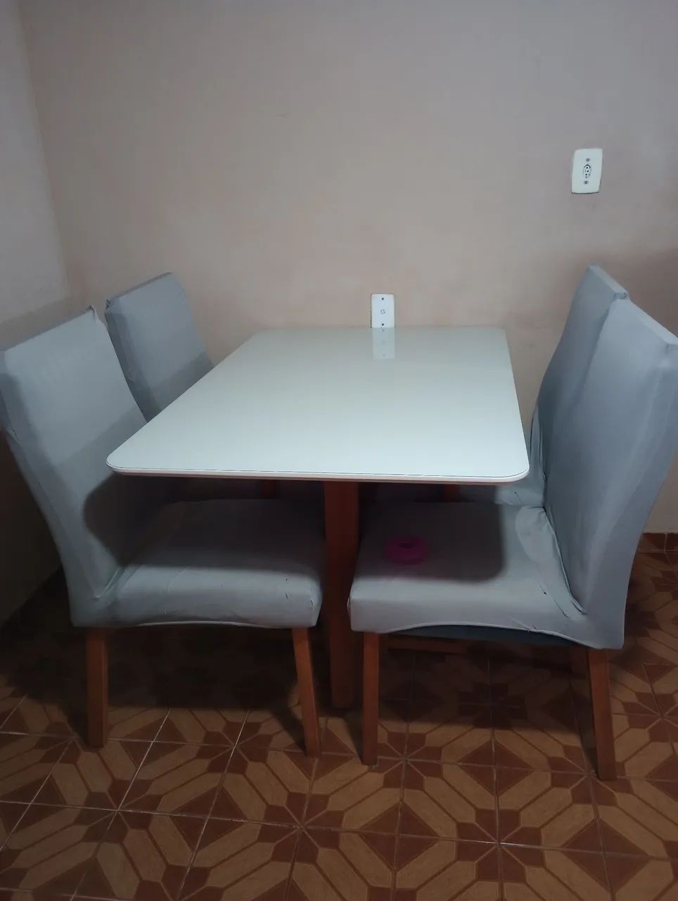 Vendo mesa 1,20cm com 4 cadeiras 