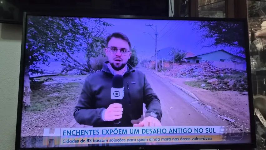 SMART TV  LG 43" polegadas, 4K - Pequeno defeito na tela inferior - Foto 2