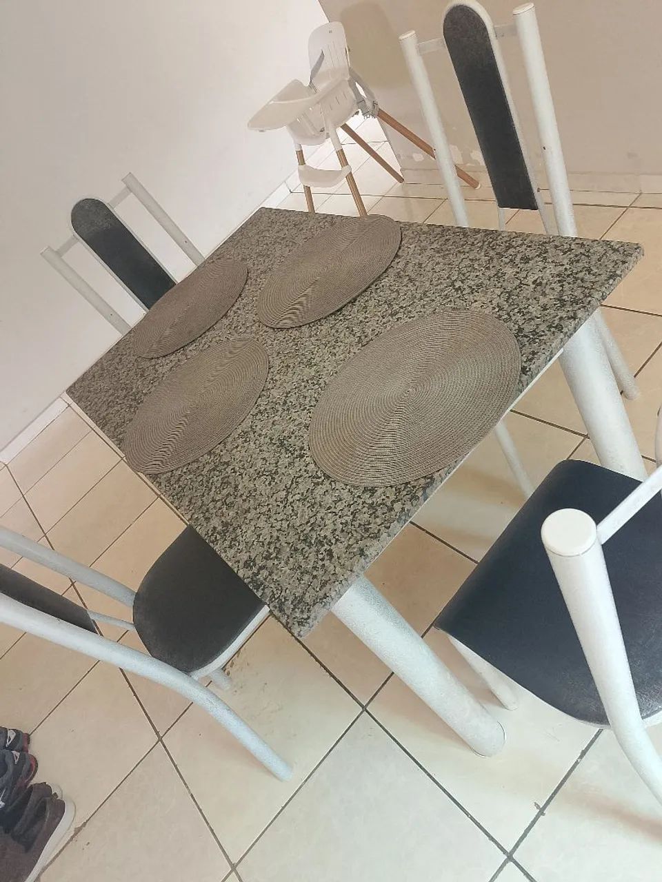 Mesa de mármore com 4 cadeiras  - Foto 2