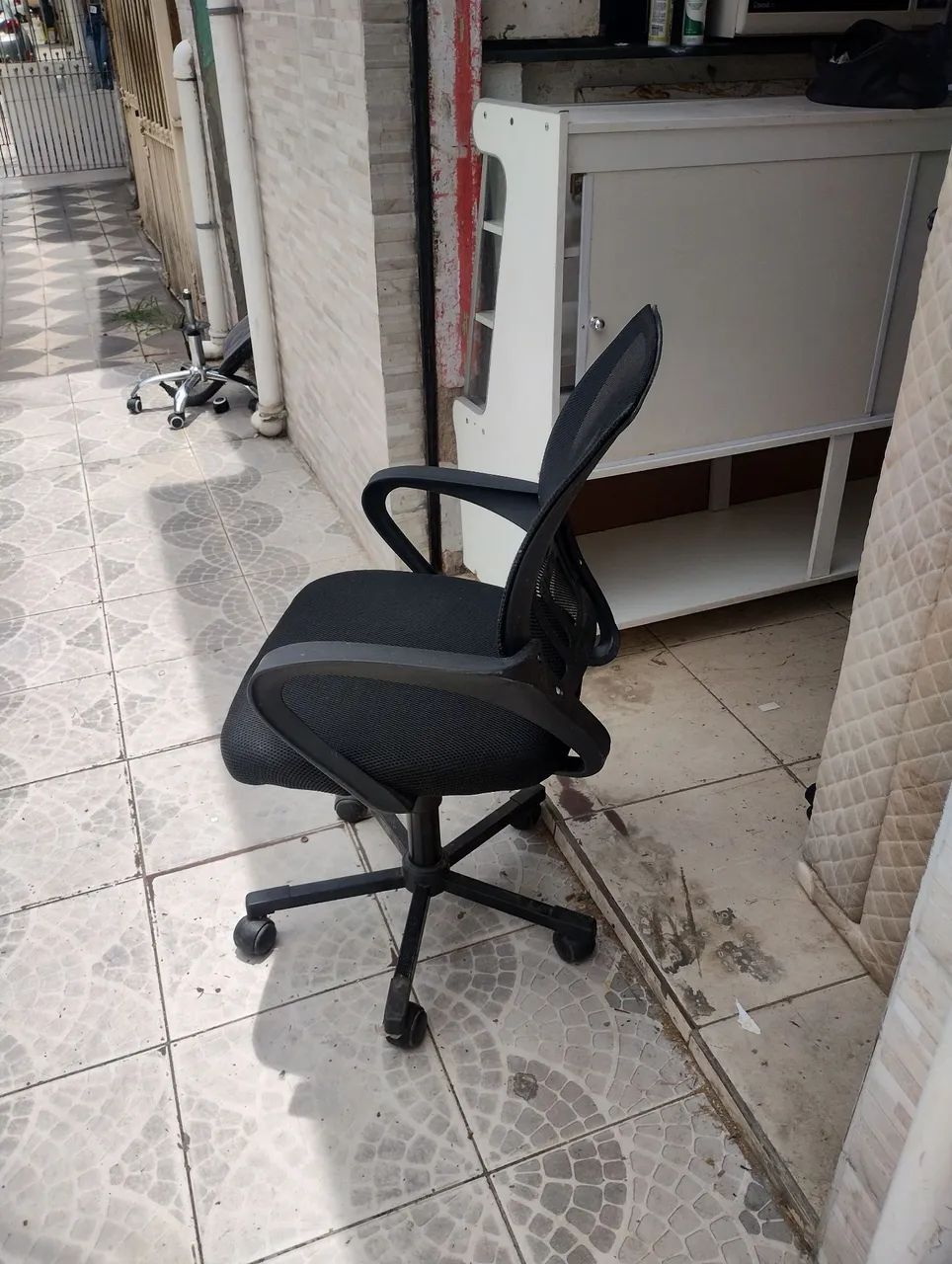 Vendo cadeira escritório bem conservado  - Foto 3