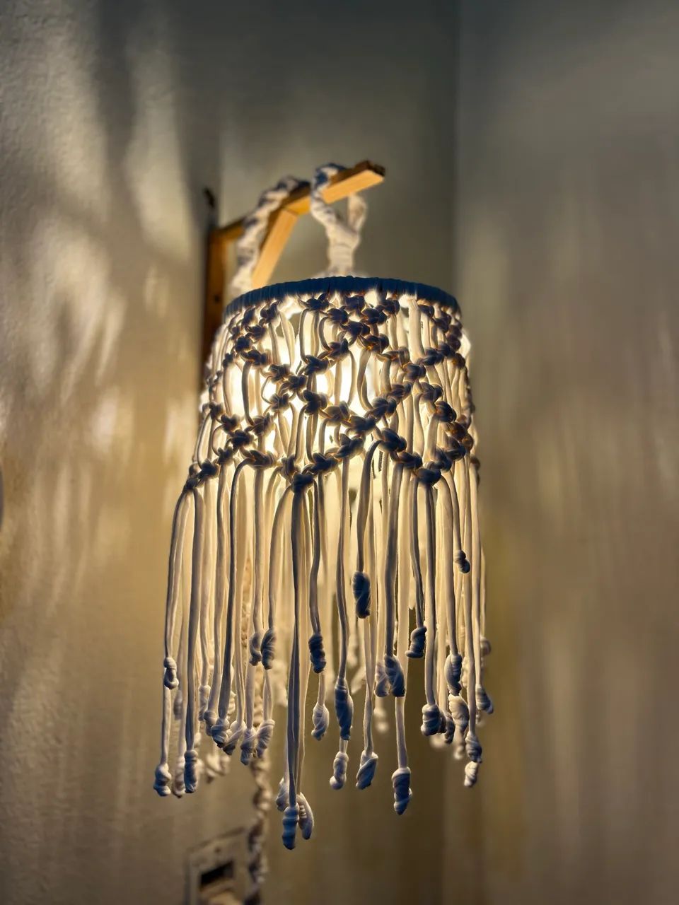 Lustre pendente em macramê