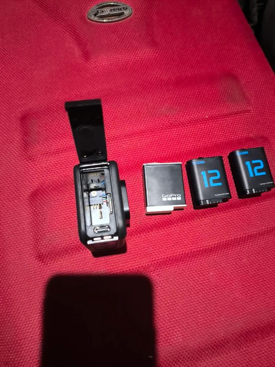 Go pro hero 10 com três baterias e cartão de memória 128 GB e carregador usado apenas 4 vz - Foto 3