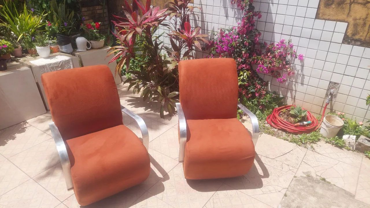 LINDAS POLTRONAS ACOLCHOADAS COM BRAÇOS DE ALUMÍNIO POLIDO IMPECÁVEL  - Foto 2