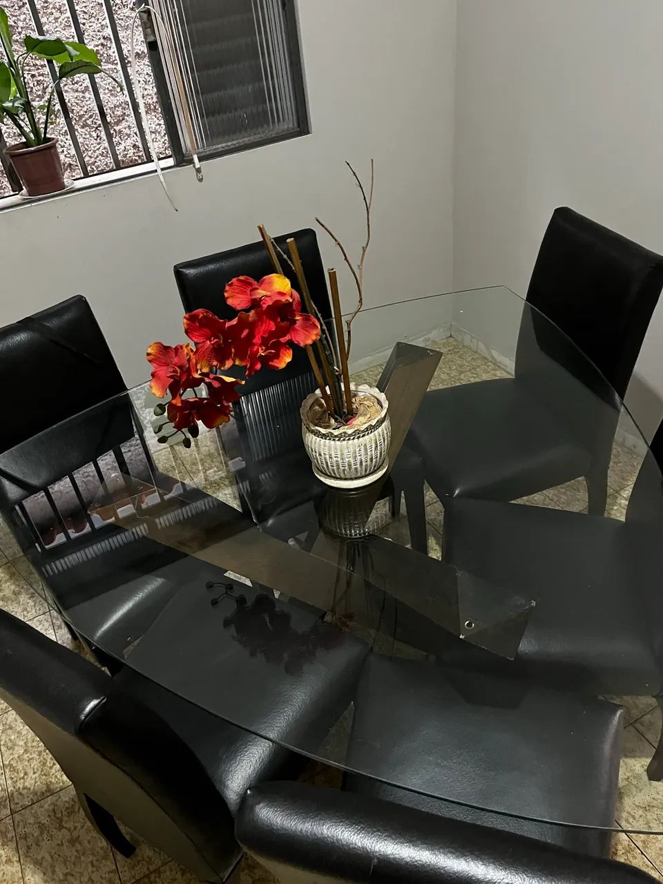 Mesa de jantar com tampo de vidro + 6 cadeiras - Foto 2