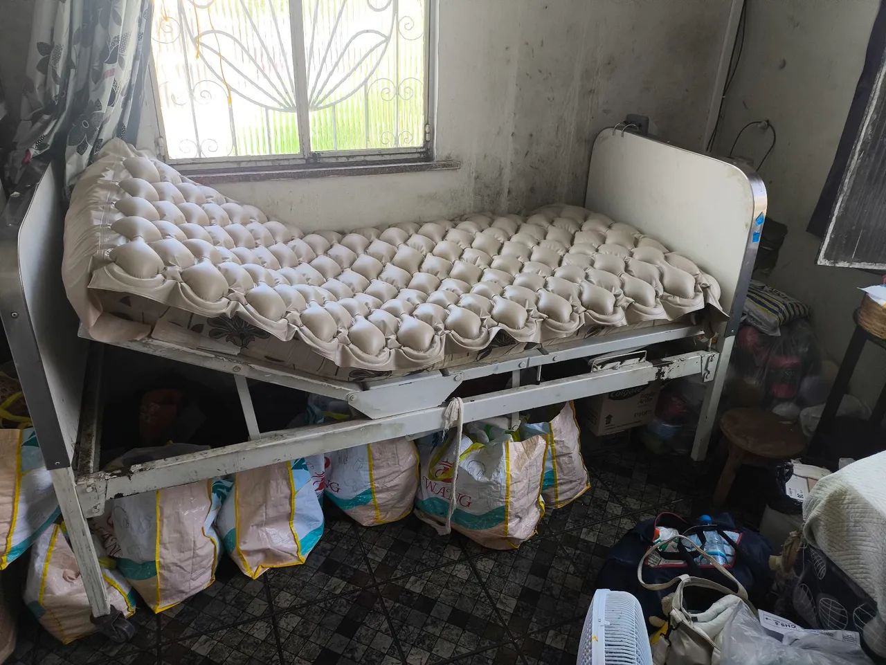 Vendo cama hospitalar com 2 manivelas 