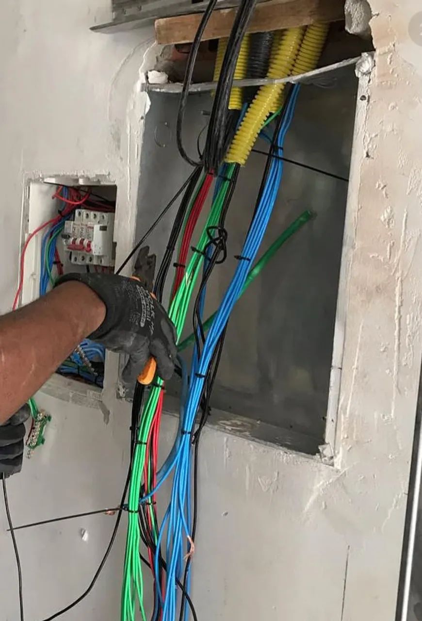 Eletricista, Residencial e predial INSTALAÇÕES COMPLETAS E SIMPLES . Wpp  * - Foto 2