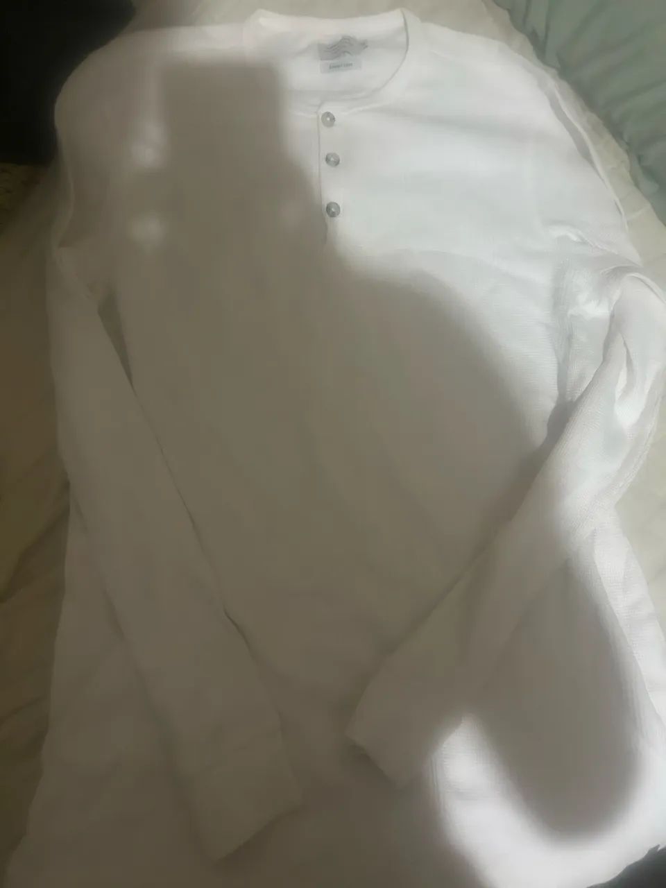 camiseta henley manga longa, branca. Nova. - Foto 4