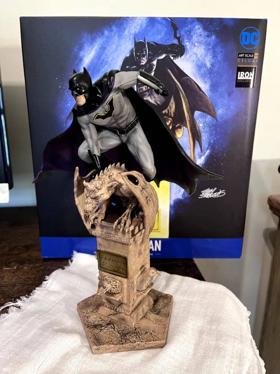 Batman Deluxe by Eddy Barrows - Iron Studios - Art Scale 1/10