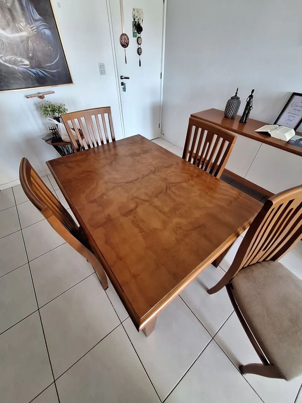 Mesa de madeira com 4 cadeiras. - Foto 2