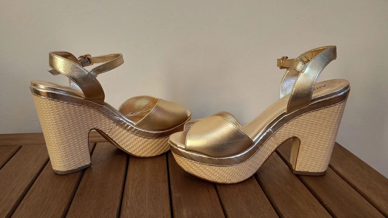 Sandália Arezzo dourada  - Foto 4
