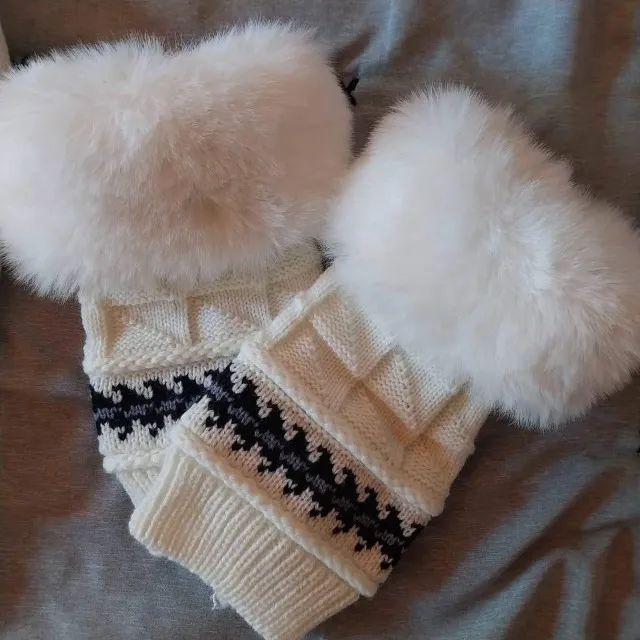 Conjunto de gorro e luvas de lã com pompom. Branco. - Foto 4