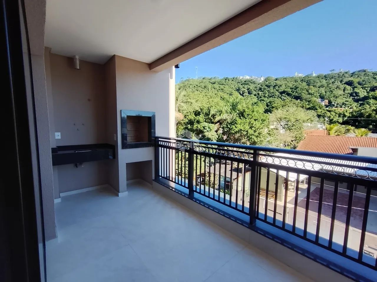 Apartamento com 2 suítes próximo ao mar no Centro de Bombinhas - Foto 2