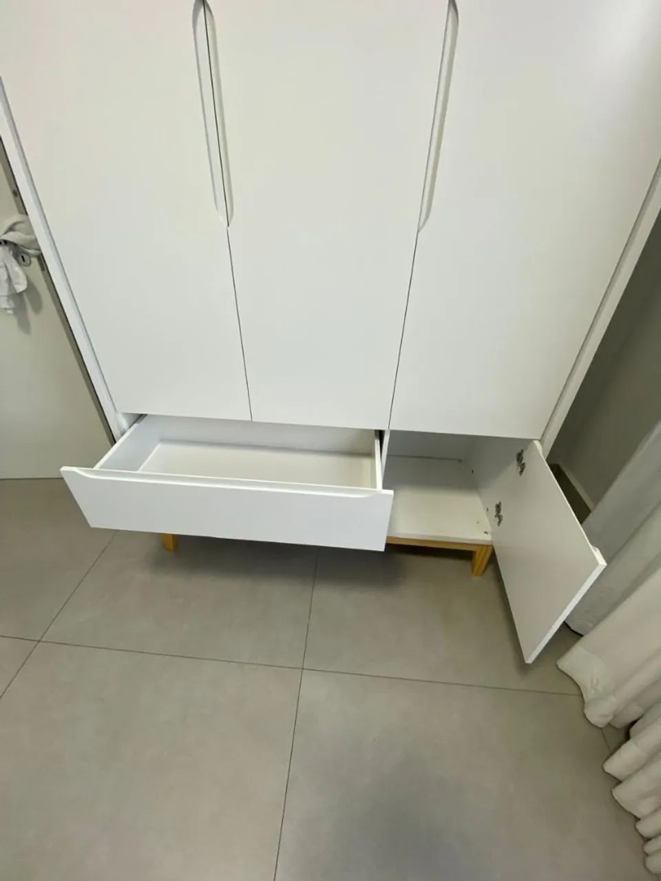 Conjunto de guarda roupa, cômoda e prateleira para quarto infantil. - Foto 5