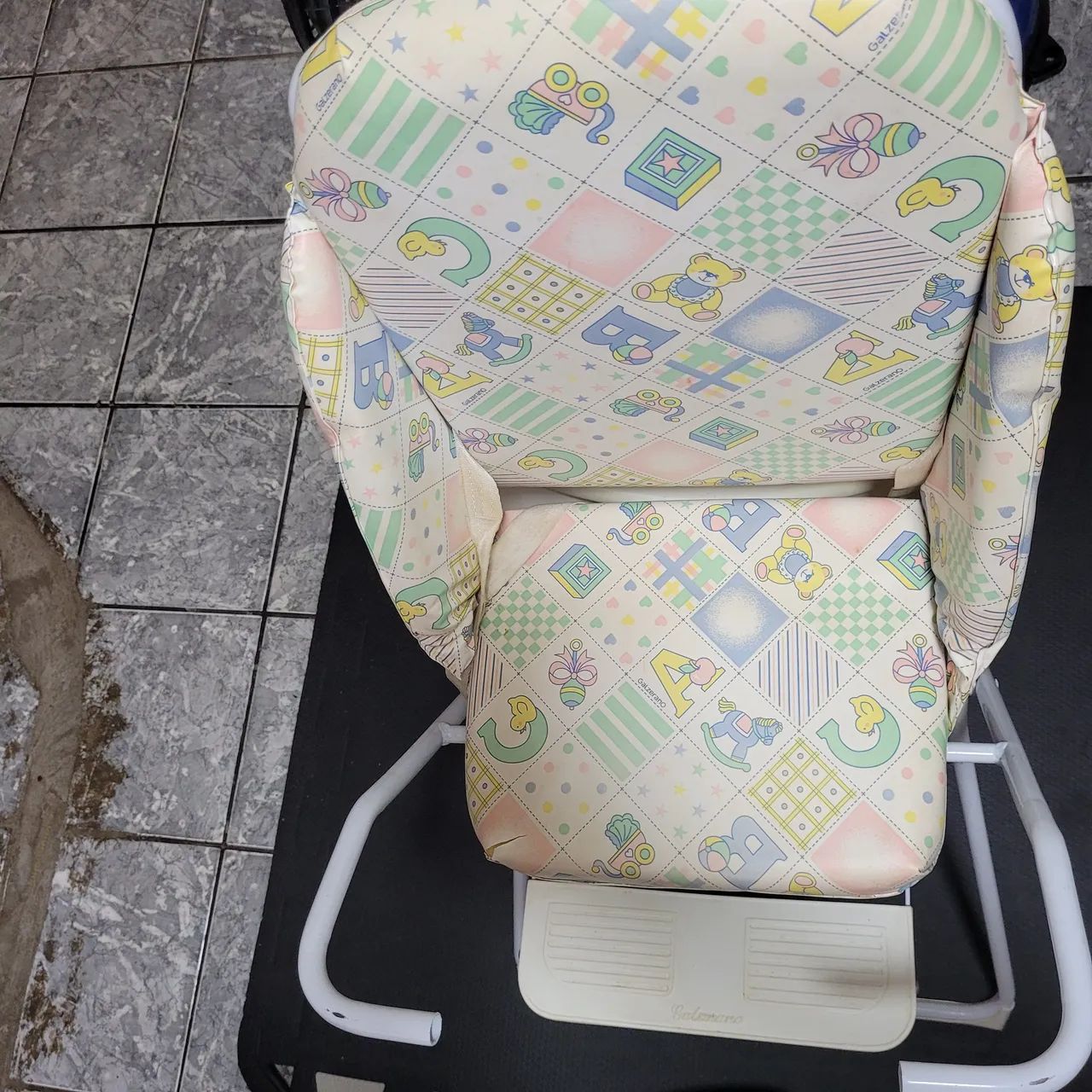 Cadeira de alimentação.  Cadeirinha alta.