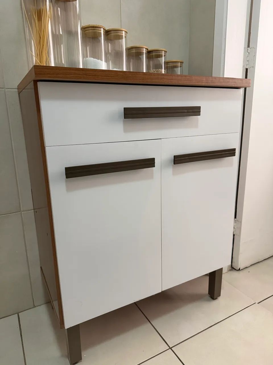 Móvel 2 portas com gaveta 