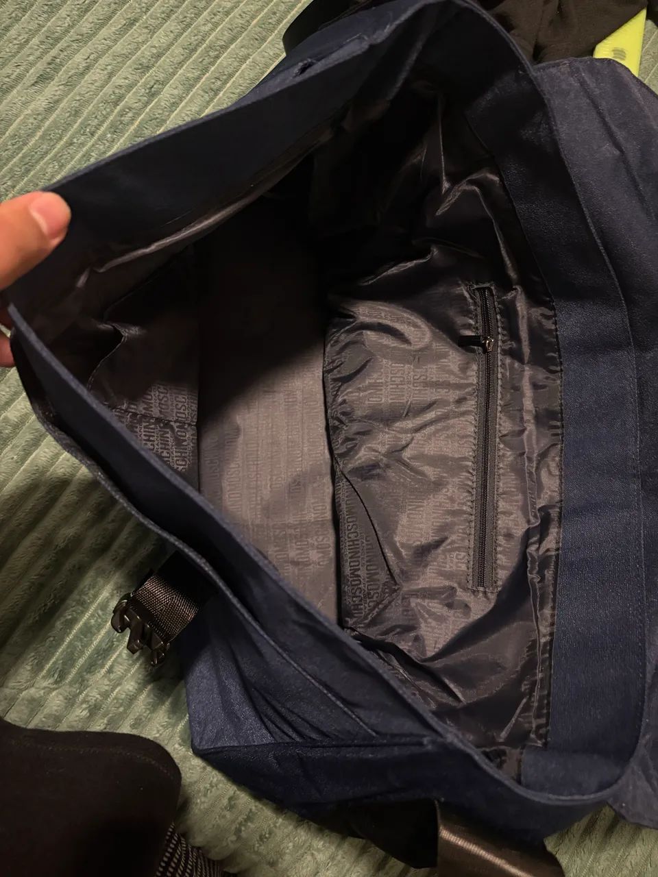 BOLSA MOCHILA MOSCHINO DE LADO - Foto 5