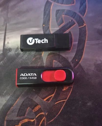 Kit 2 Pendrives: ADATA 64GB + UTech (Funcionalidade e Espaço)