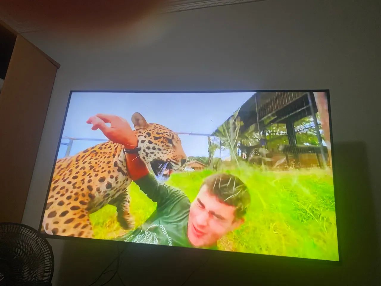 Vendo televisão 65 polegadas linda 2,500 avista  - Foto 2