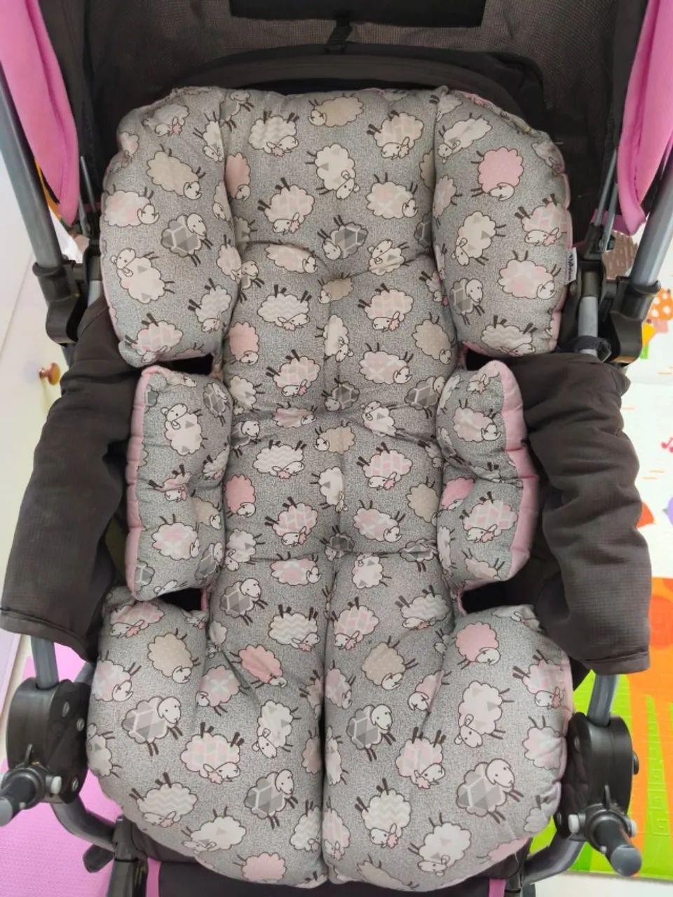 Carrinho de Bebê Cosco Rosa e Cinza + Colchonete Dupla Face 100% Algodão