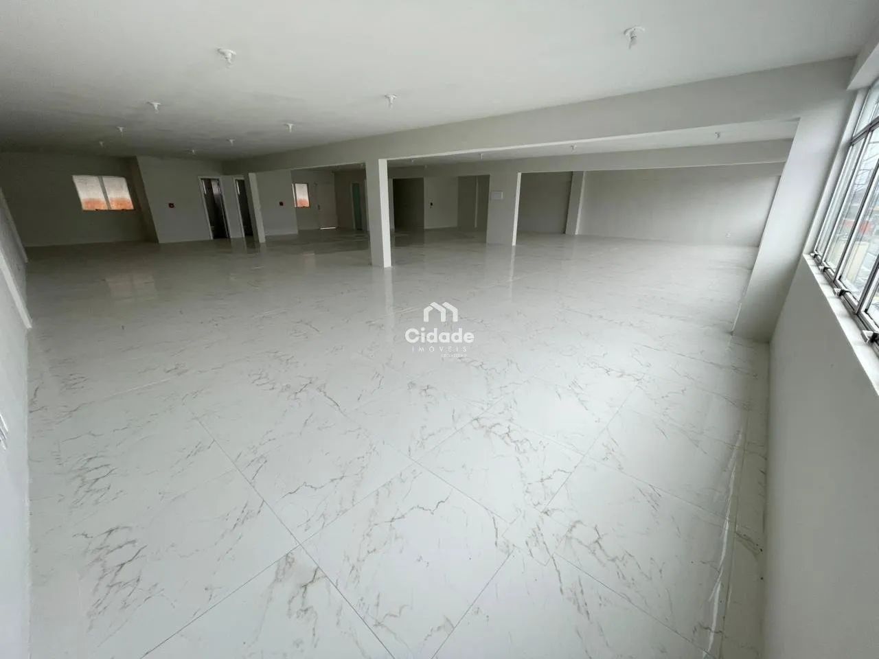 Sala comercial para locação no Centro - Ampla e com excelente visibilidade - Foto 4