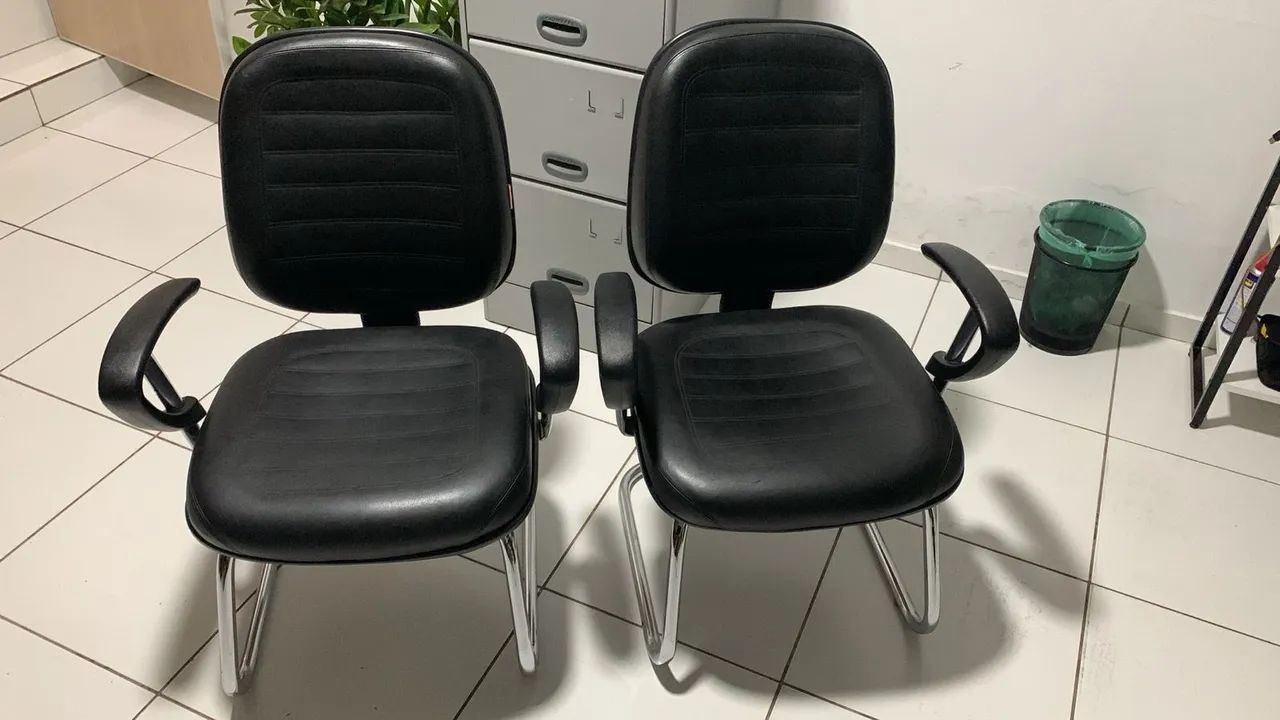 Cadeiras para escritório de couro.