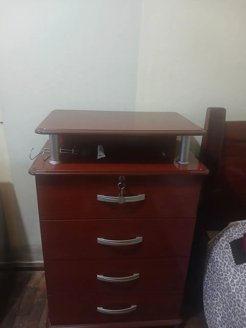 Comoda em mogno com 4 gavetas.