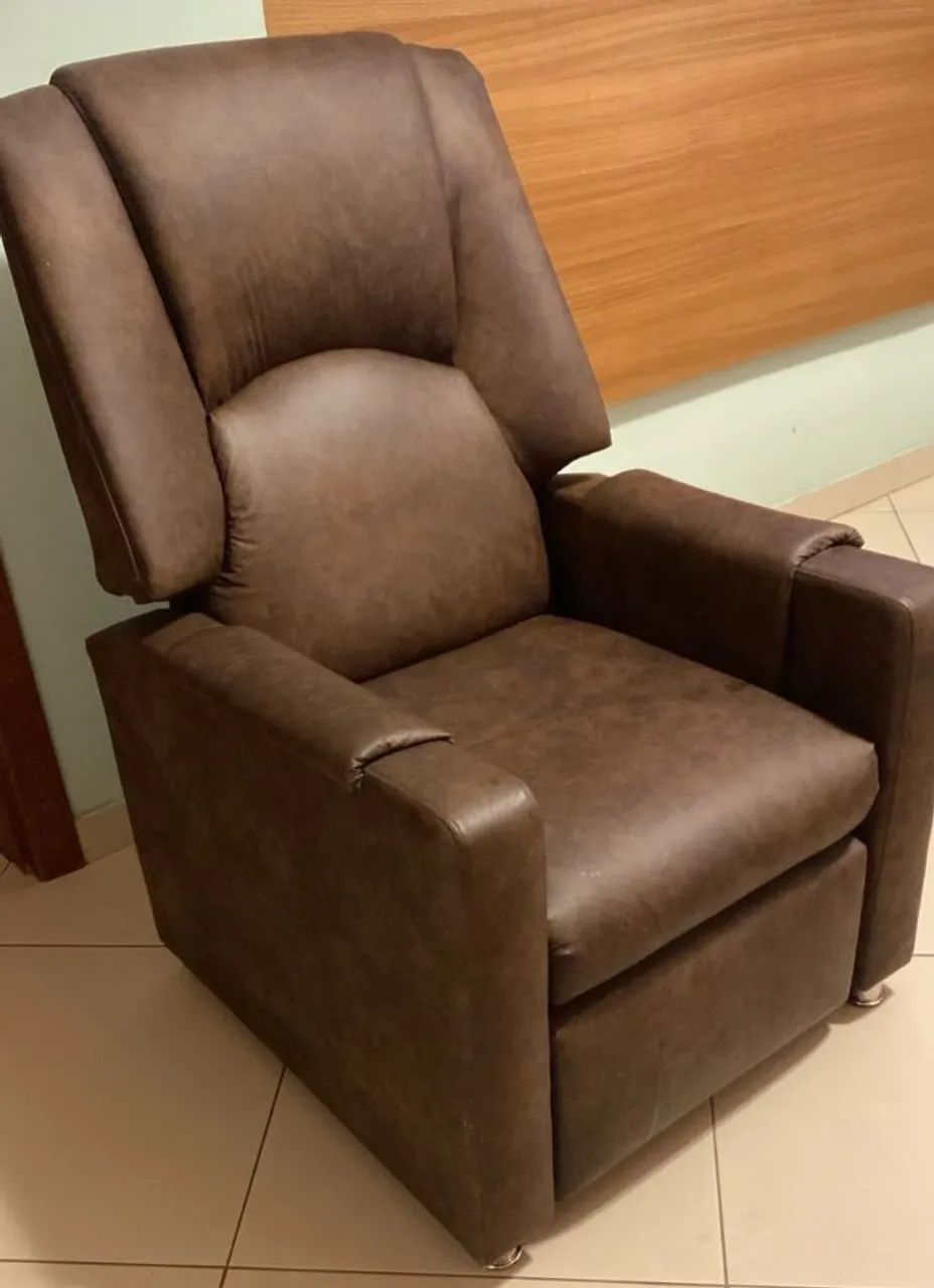 Vendo poltrona reclinável marrom.
