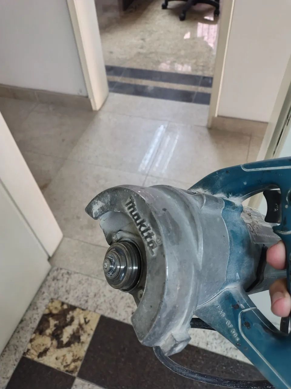 Serra Mármore Makita Nh3 1300w 220v com carvões novos originais e 2 discos - Foto 3
