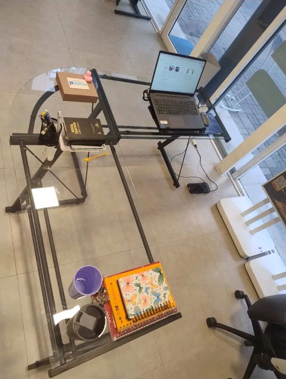 Escrivaninha em "L" com tampo de vidro