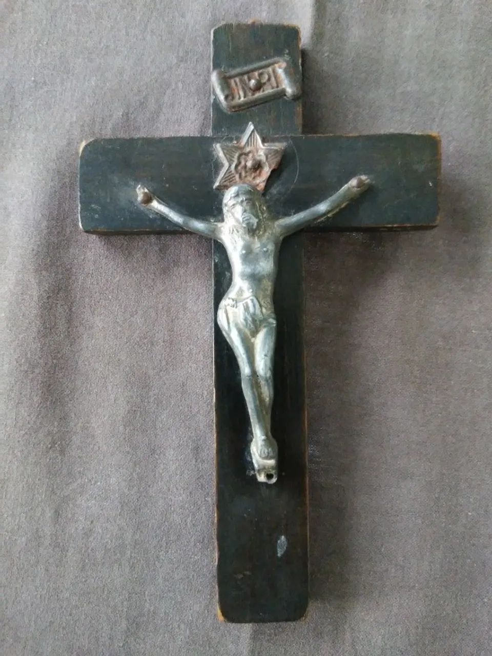 Crucifixo antigo, década de 1950, vintage.