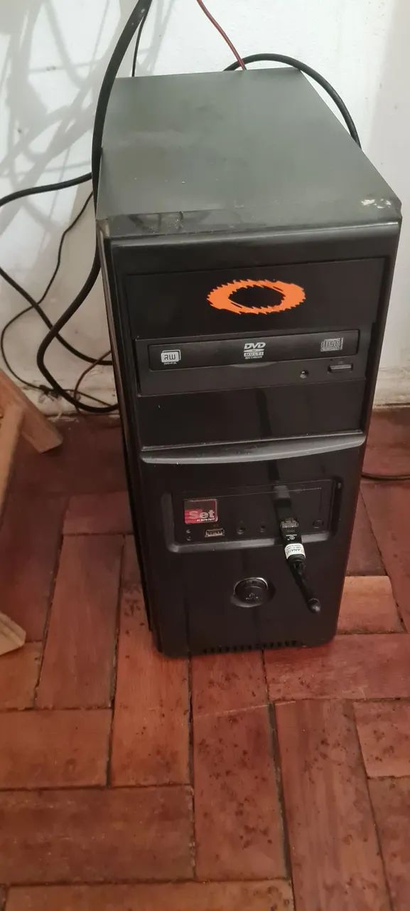 Computador PC Desktop com teclado e mouse e antena wifi