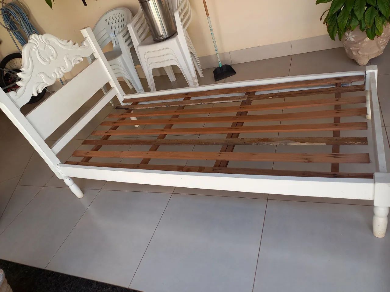 Cama solteiro em madeira maciça entalhada - Foto 2