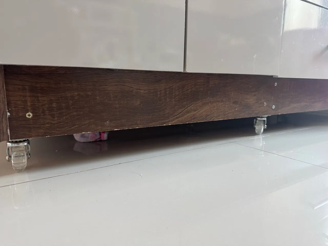 Cômoda 5 gavetas e 2 portas (com rodinha) super conservado! - Foto 3