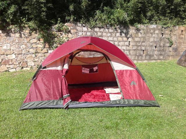 Barraca de Camping com 1 saco de dormir p/ até 4 pessoas