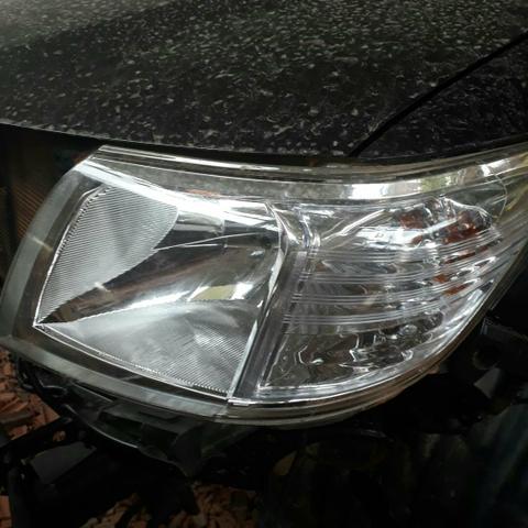 Vendo um santo Antônio pra hilux ele tá ótimo e 2 farol seme novo ano 2012