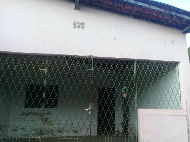 Vende -se uma casa com garagem, sala ampla, 3 quantos, cozinha ampla 1 banheiro e quintal - Foto 3