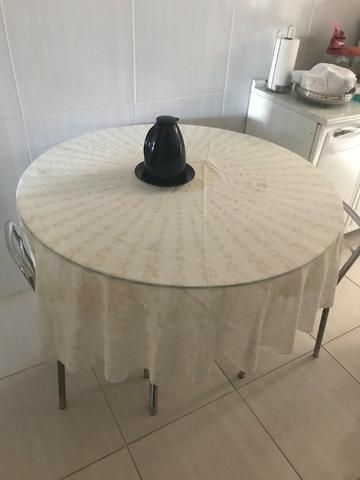 Mesa Redonda de Vidro com 2 cadeiras