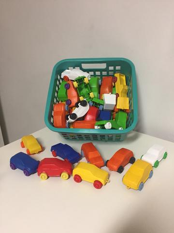 Cesta com 48 carrinhos emborrachados