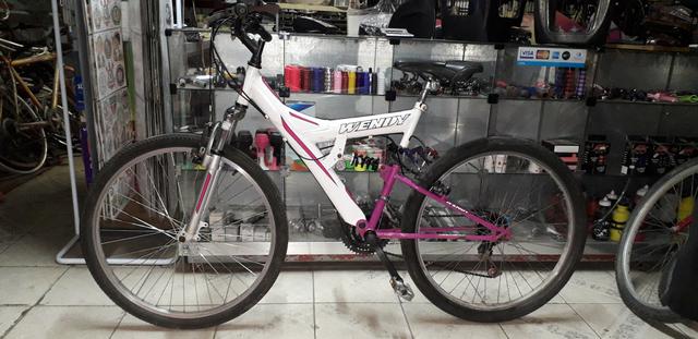 Bicicleta aro 26 com suspensão no quadro e no garfo com 21 velocidades