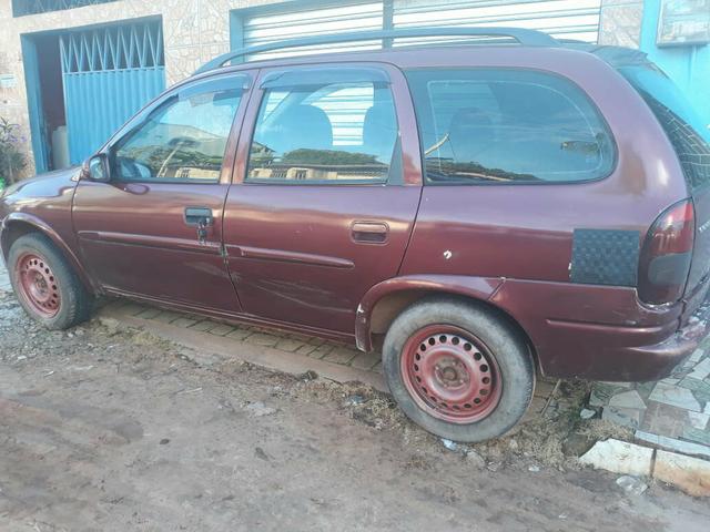 Vendo ou troco carro corsa 1999 1.6 muito econômico - Foto 2