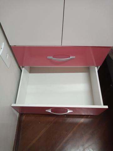 Armário branco com detalhes rosa - Foto 4