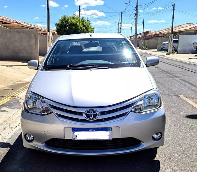 TOYOTA ETIOS SEDAN PRATA