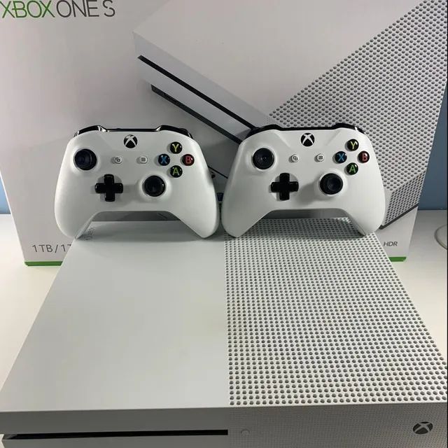 Xbox one S 1 tb 2 controles e 5 jogos no HD.