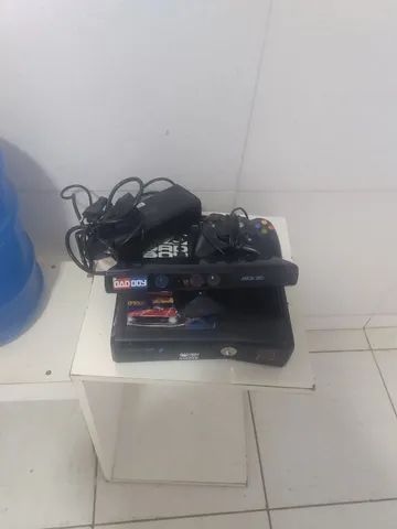 Um XBOX 360 25 GM desbloqueado ótimo Estado com vários cds com vários jogos por 400 reais