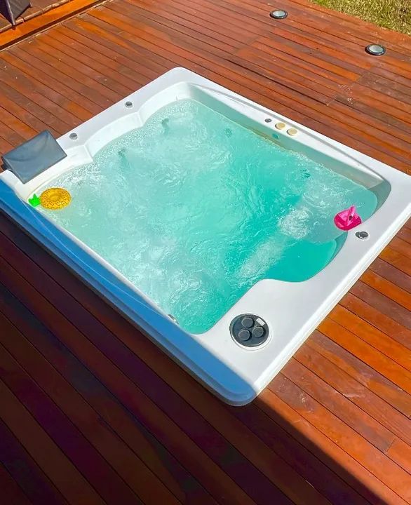 Ana: Spa de 5 lugares com uma espreguiçadeira 